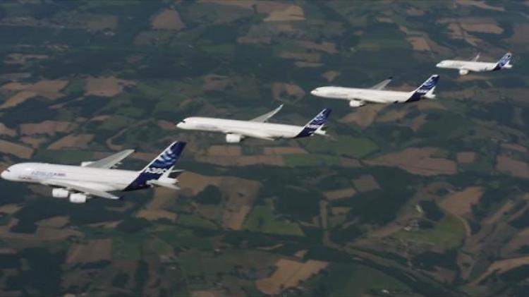 Airbus, quattro giganti dei cieli volano allineati: il decollo sincronizzato