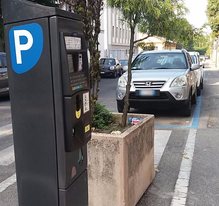 Altri 400 parcheggi blu. E sensori nell'asfalto