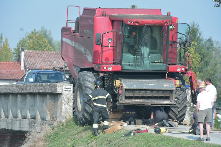 Mietitrebbia incastrata sul Navarolo,  quattro ore per sbloccarla