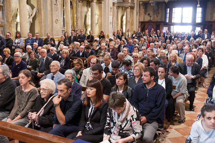 Tutta la città per l'addio a Romanini