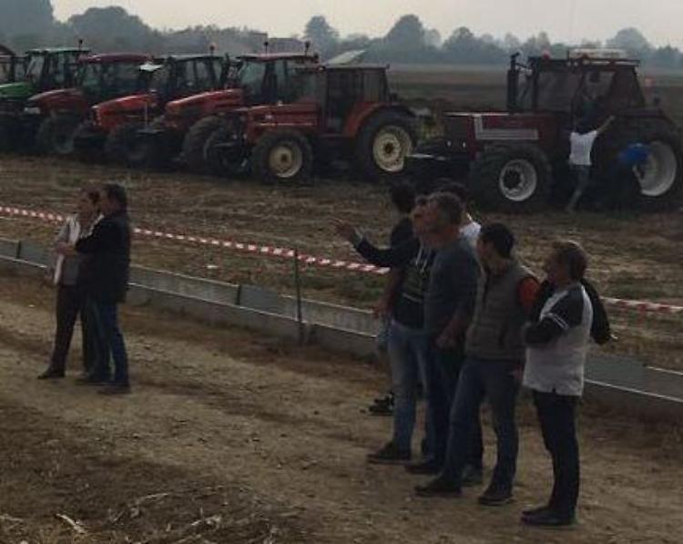 Va alla gara di trattori, i ladri gli svuotano la cascina