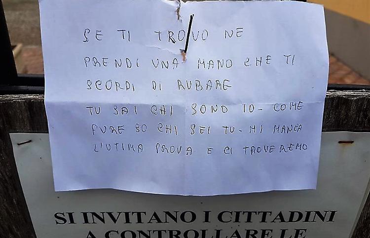 Cittadini detective al cimitero, messaggio al ladro di fiori