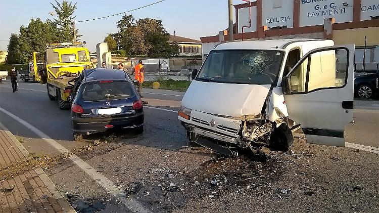 Schianto frontale, in due all'ospedale