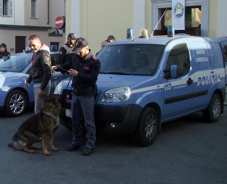 Cani antidroga davanti alle scuole
