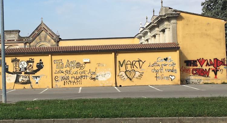 Vandali imbrattano il cimitero