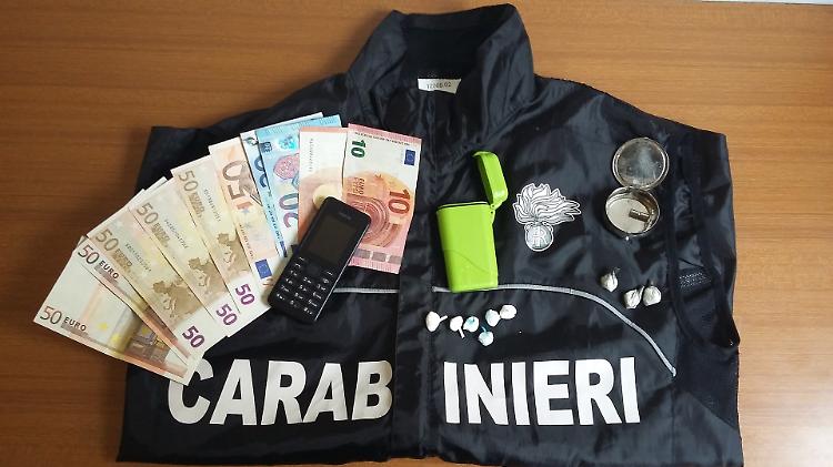 Detenzione e spaccio di droga, arrestato 24enne