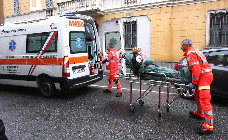 Cade dalla bici e batte la testa,  paura in via del Sale