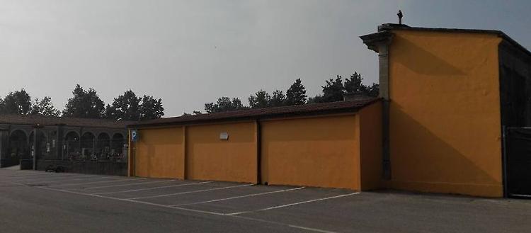 Vandali, ritinteggiato il cimitero a spese delle famiglie