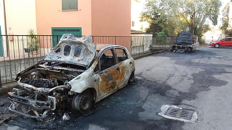 Due auto a fuoco, probabile origine dolosa