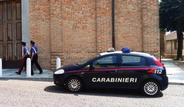 Ruba 3 paia di occhiali, denunciato 45enne