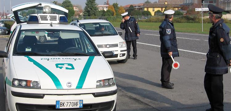 Passa con il rosso e sfiora un bimbo, auto filmata