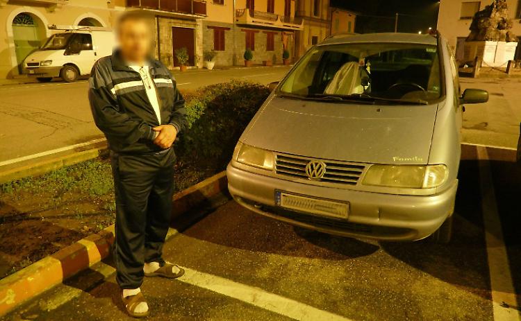 Non ha più la casa e dorme in auto