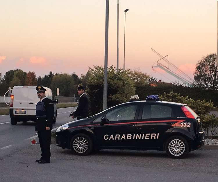 Lacci azzurri sui cancelli, allarme: si teme siano segnali dei ladri