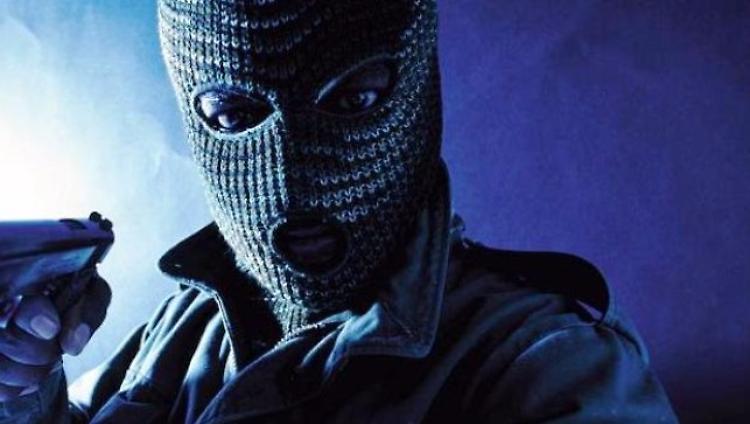 Irruzione con 'pistola' e maschera, ma era una finta rapina