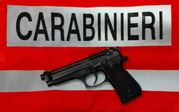 Gira armato per il paese e spara quando vede i carabinieri