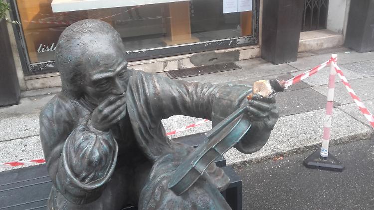 Nuovamente danneggiata la statua di Stradivari