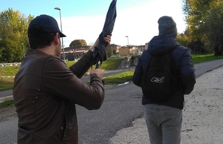 Ladri in casa, li insegue con l'ombrello
