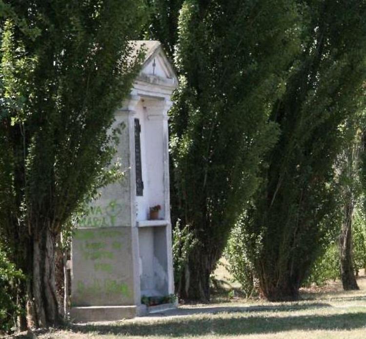 Nel mirino dei vandali la santella di via Persico