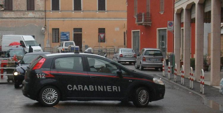 Sorprendono i ladri, minacce: 'Andate via e non chiamate i carabinieri'