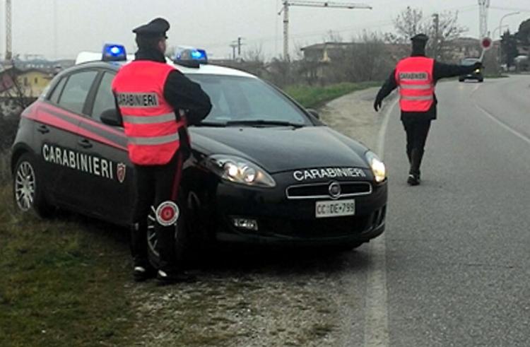 Non si ferma all'alt, giovane nei guai