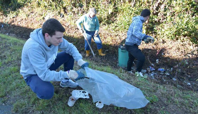 Cimitero ripulito dai giovani del 'Listone'