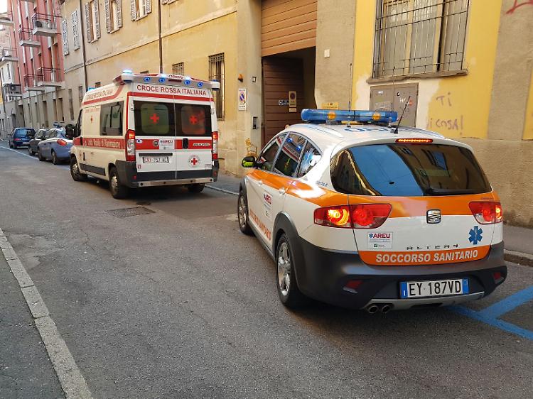Precipita dalla finestra dell'Einaudi, 15enne finisce in ospedale