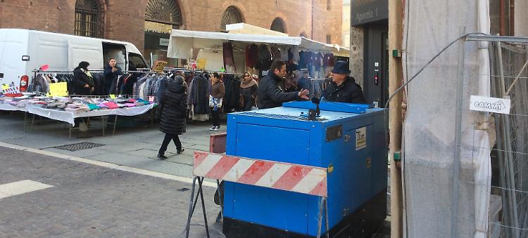 Pandemonio al mercato: fumo, rumore e odore da un generatore