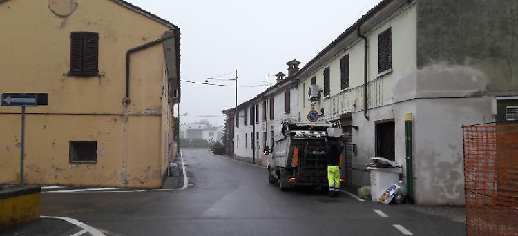Incontra i ladri sulle scale: 'Ho esitato poi li ho inseguiti'