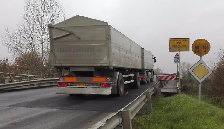 Ponte Verdi, stop al traffico dei mezzi pesanti