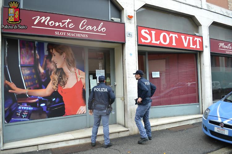 Un minore nella sala slot: chiusa