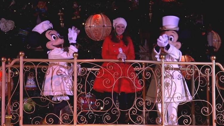 Laura Pausini accende l'albero di Natale a Disneyland Parigi