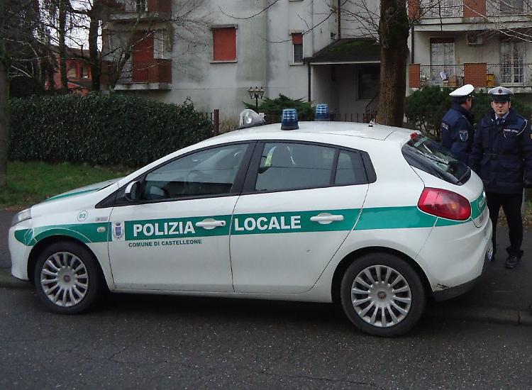 Officina abusiva, blitz dei vigili: autoriparatore nei guai