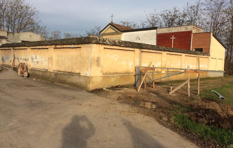 Sbarre antilucciole al cimitero