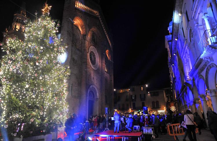 Con l'accensione del grande  albero è già Natale