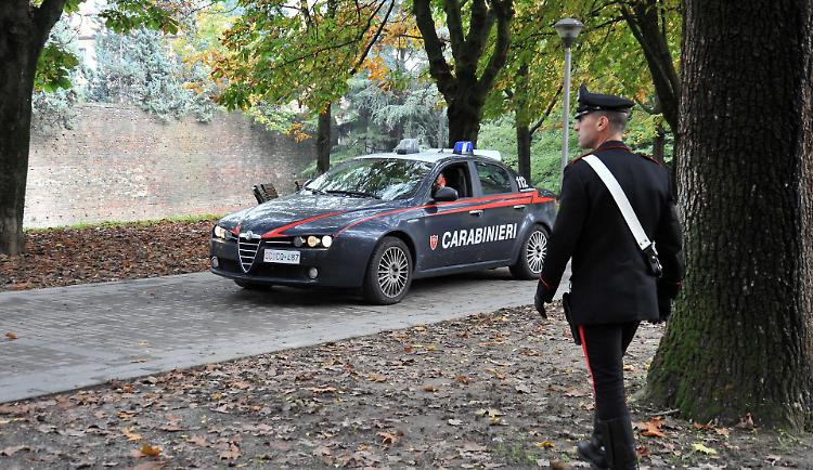 Ladri incappucciati e con piede di porco nel cortile