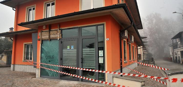 Assalto al bancomat, il boato sveglia il paese