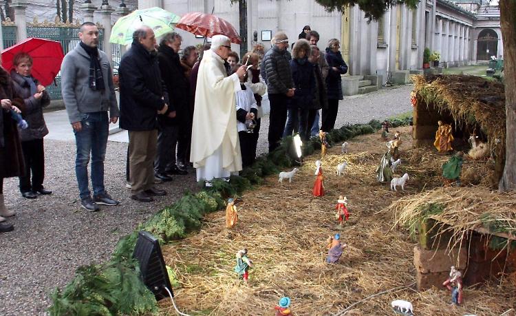 Cimitero, il presepe si farà. Volontari in campo dopo i veleni