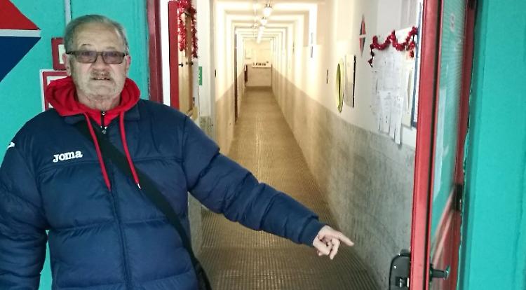 Rubano al centro sportivo e festeggiano con pandoro e spumante