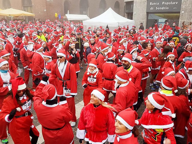 Tutti vestiti da Babbo Natale per la prima Christmas Run