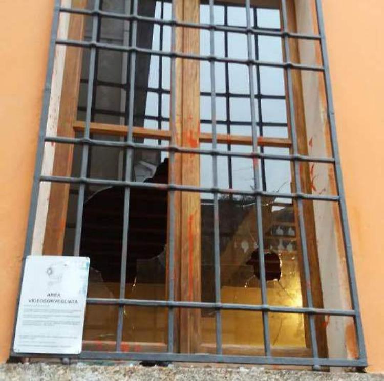 Nuovi atti vandali  alla sede della Lega