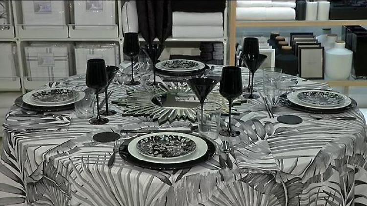 La tavola per il cenone di Capodanno è bianca e nera
