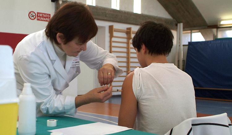 Meningite, lento miglioramento: 43enne resta in prognosi riservata