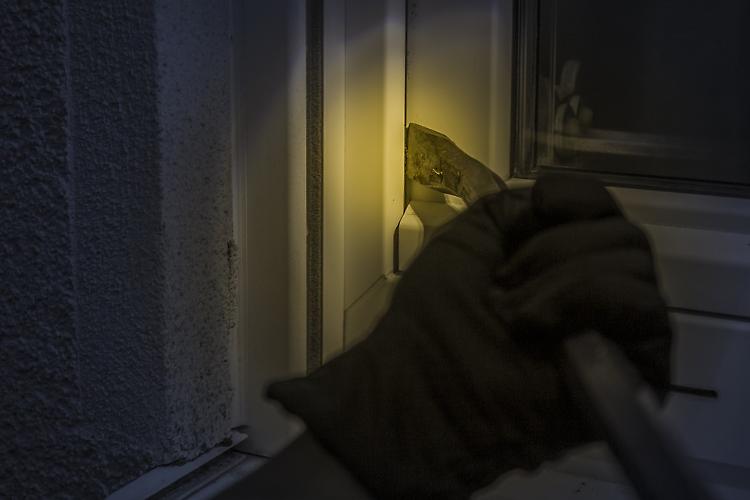 Ladri in pieno giorno sulla Giuseppina, bottino ingente