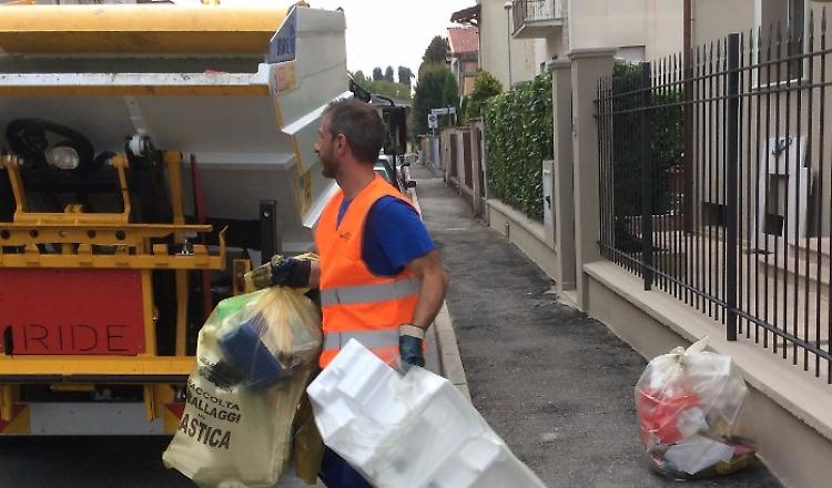 Raccolta rifiuti, l'appalto va a un'impresa della Campania