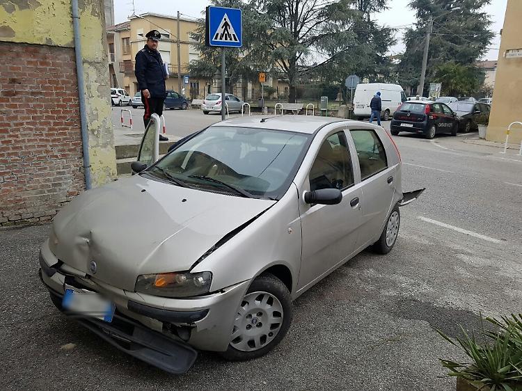 Si ferma per fare passare un pedone, tamponamento a catena
