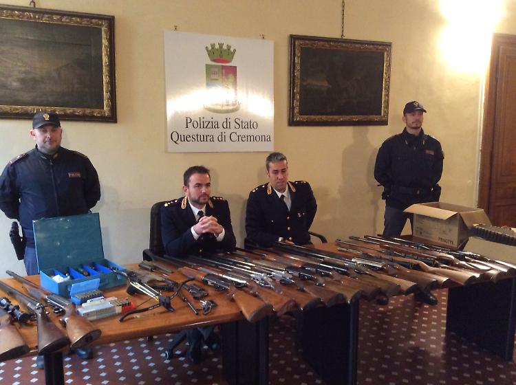 Minaccia un senegalese con la pistola e si giustifica con i poliziotti: 'Sto lavorando per voi', 
