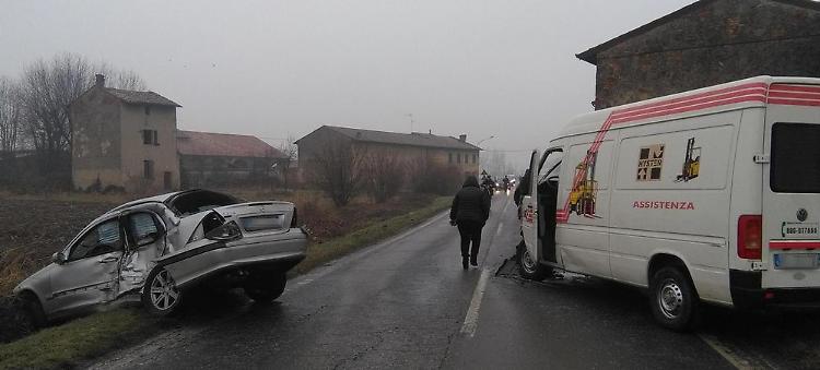 Strade ghiacciate, incidenti e caos
