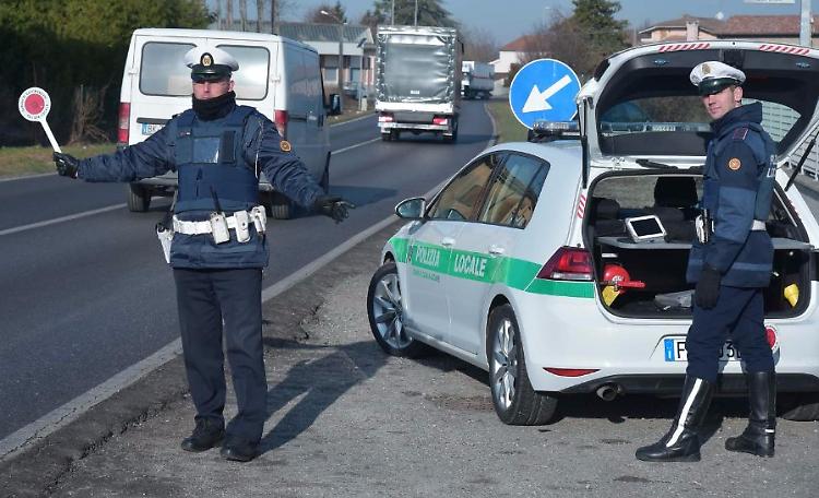 Polizia locale, velocità e semafori. Balzo delle multe