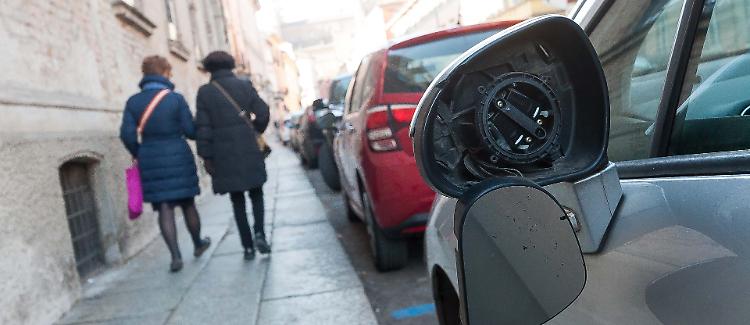 Danni su decine di auto, raid in via XX Settembre