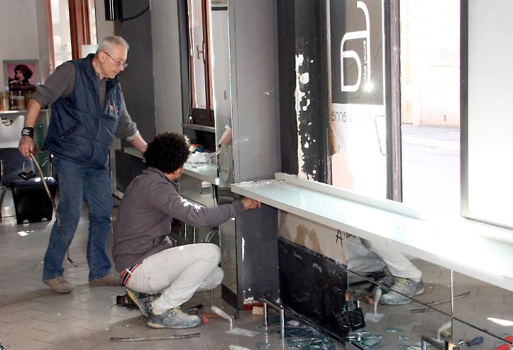 Querelato per stalking, incendia il negozio in cui lavorava la ex compagna: processo rinviato il 13 marzo